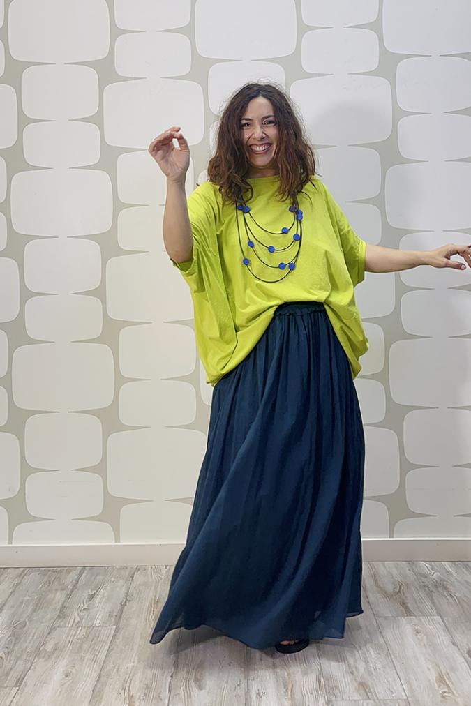 outfit con Maglia Weber verde acido e Gonna Mundson blu