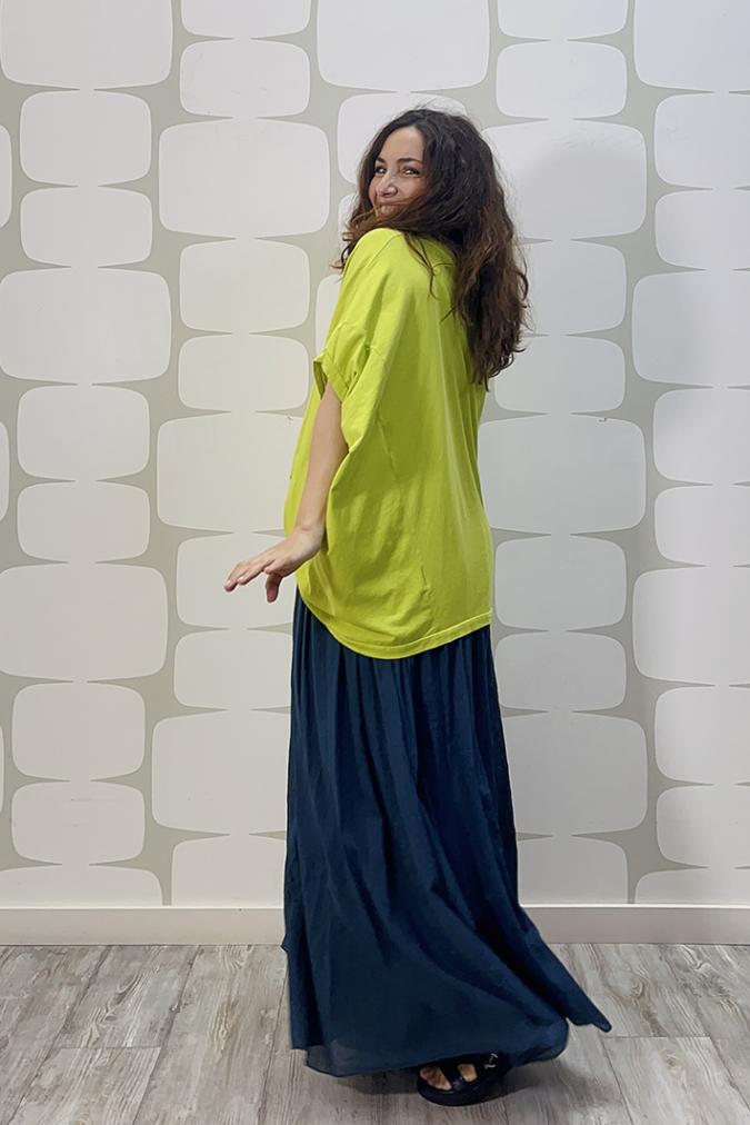 outfit con Maglia Weber verde acido e Gonna Mundson blu