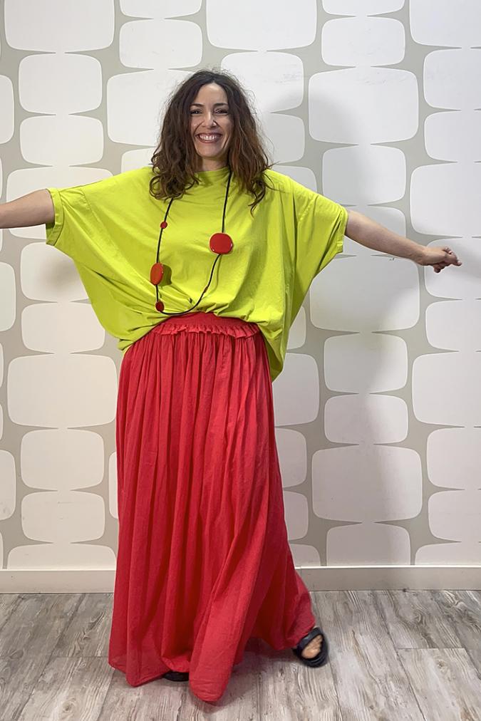 outfit con Maglia Weber verde acido e Gonna Mundson rosso