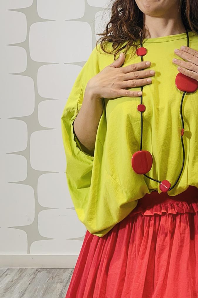 outfit con Maglia Weber verde acido e Gonna Mundson rosso