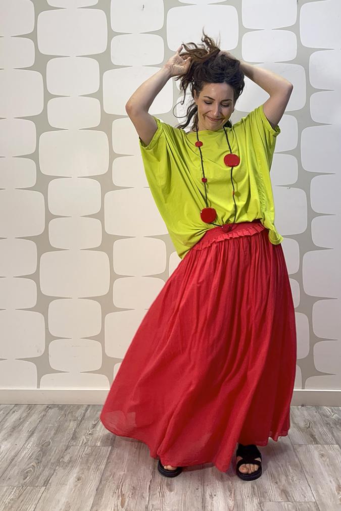 outfit con Maglia Weber verde acido e Gonna Mundson rosso