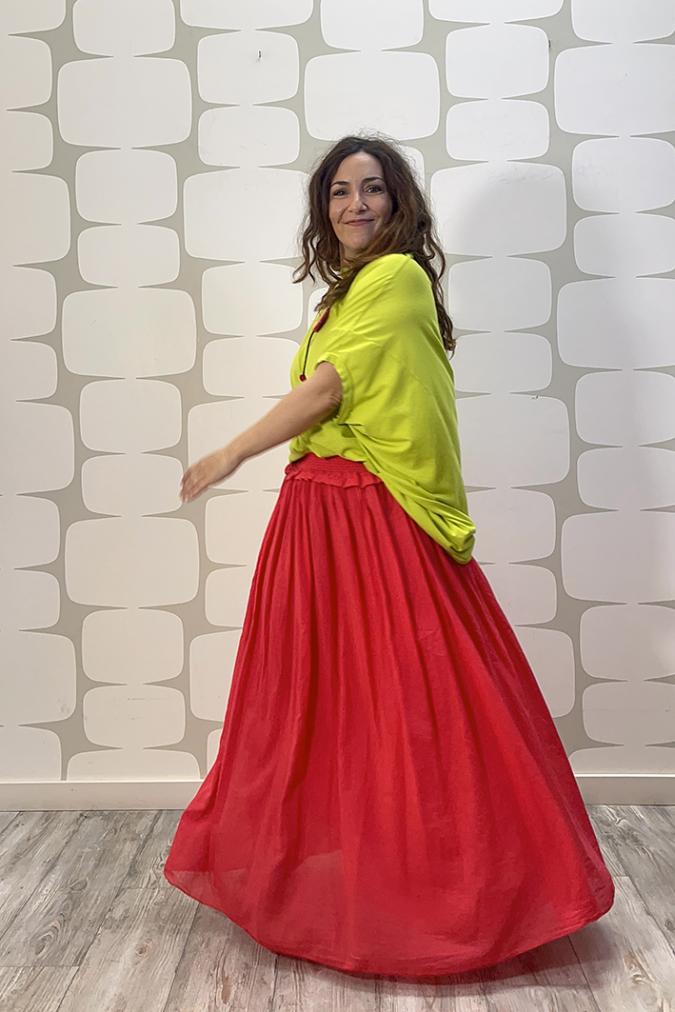 outfit con Maglia Weber verde acido e Gonna Mundson rosso