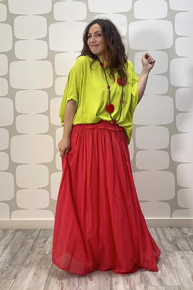 outfit con Maglia Weber verde acido e Gonna Mundson rosso