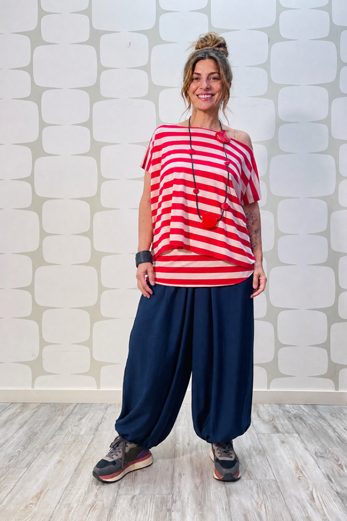 outfit con Twin set Bynes sartoriale a righe rosa e rosso e Pantalone Joda blu