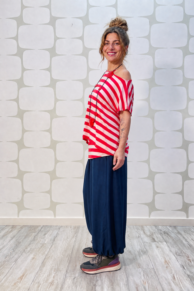 outfit con Twin set Bynes sartoriale a righe rosa e rosso e Pantalone Joda blu