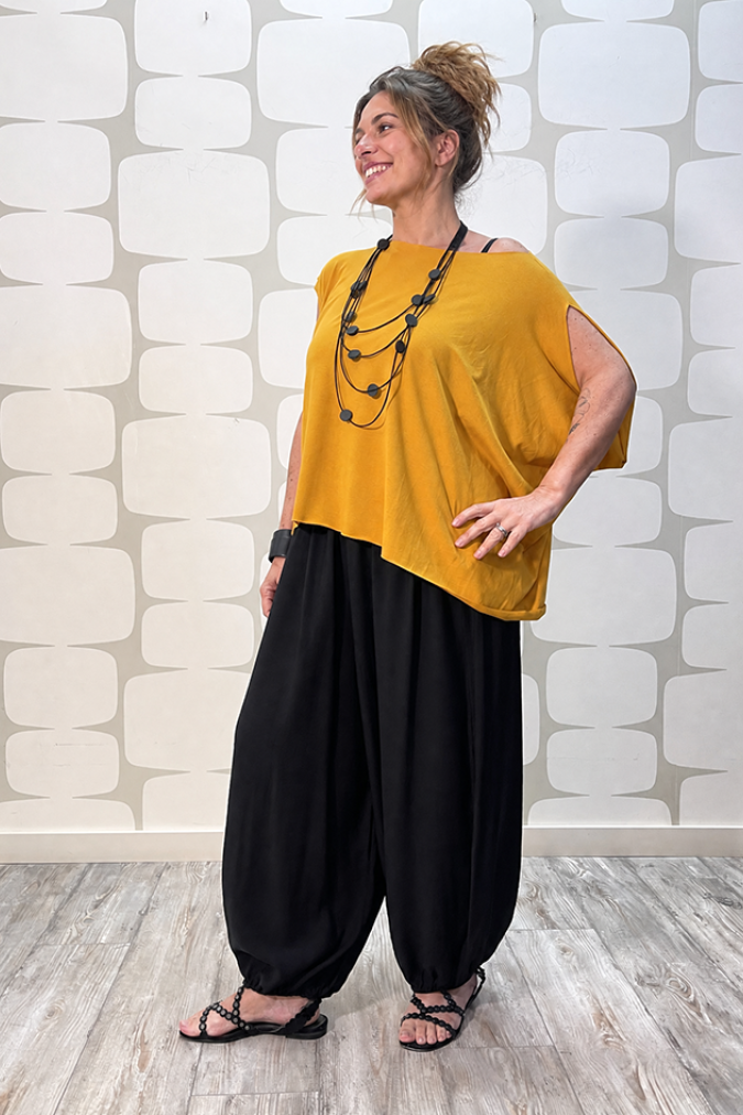 outfit con Maglia Shu ocra e Pantalone Yoda nero