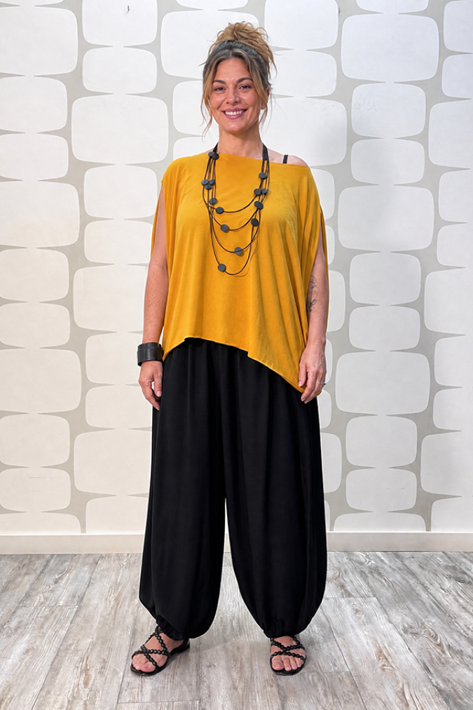 outfit con Maglia Shu ocra e Pantalone Yoda nero