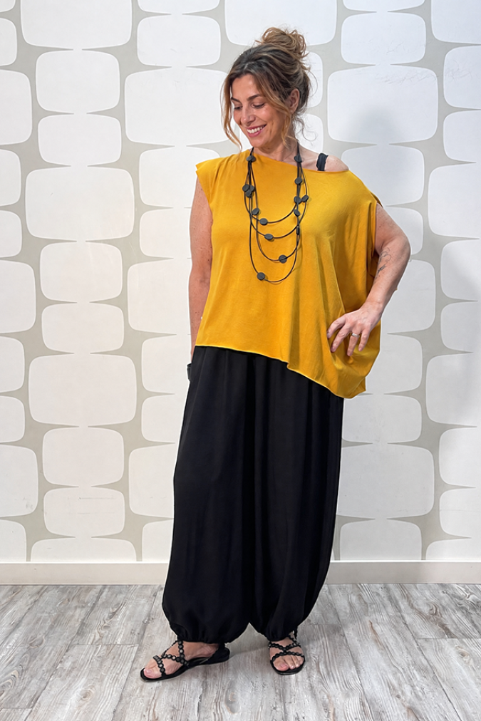 outfit con Maglia Shu ocra e Pantalone Yoda nero