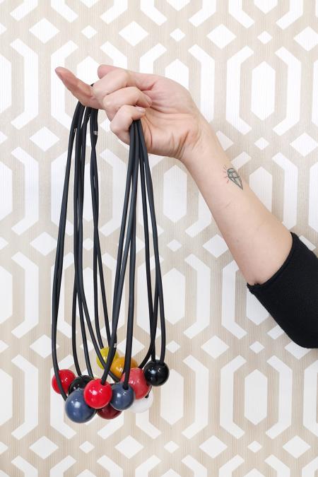 collana con doppia sfera in resina