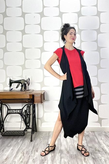 outfit con maglia avaler sartoriale rossa, pantagonna jupe sartoriale nera, canotta a riga larga grigio e nero e gilet jeremie sartoriale nero