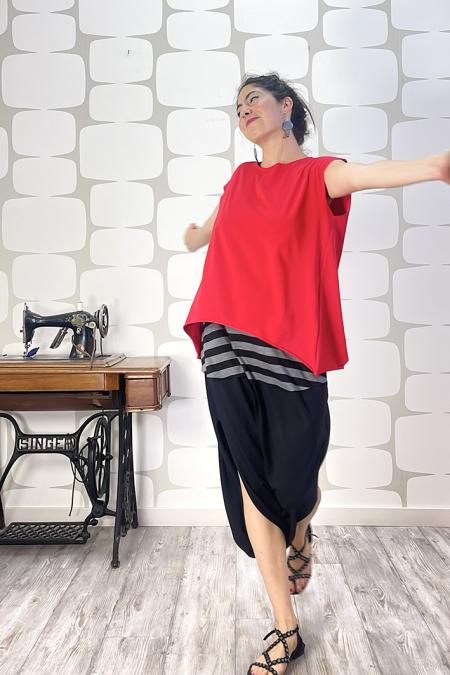 outfit con maglia avaler sartoriale rossa, pantagonna jupe sartoriale nera, canotta a riga larga grigio e nero 