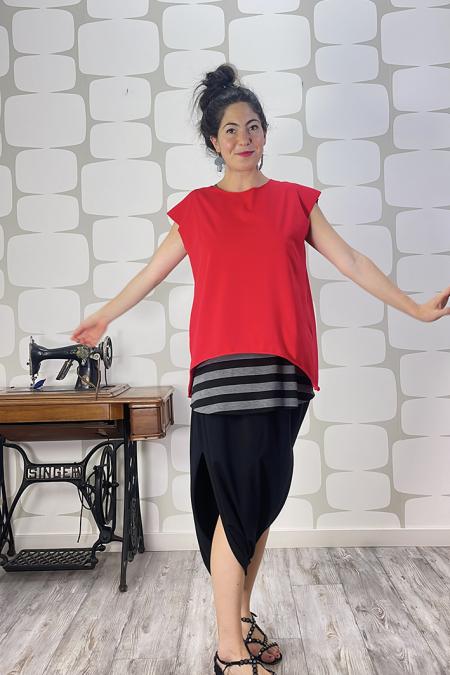 outfit con maglia avaler sartoriale rossa, pantagonna jupe sartoriale nera, canotta a riga larga grigio e nero 