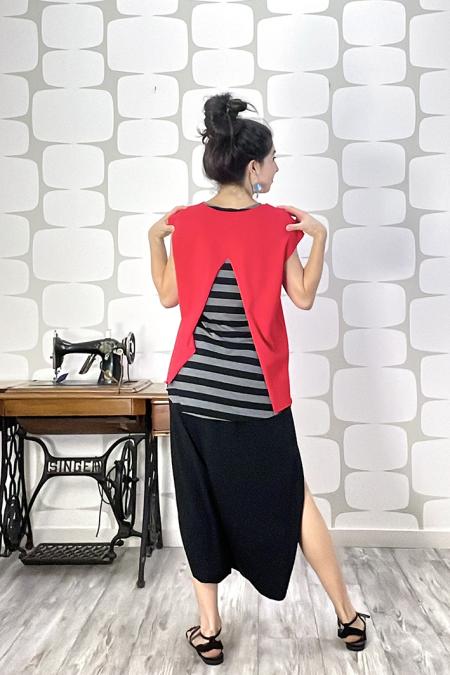 outfit con maglia avaler sartoriale rossa, pantagonna jupe sartoriale nera, canotta a riga larga grigio e nero 