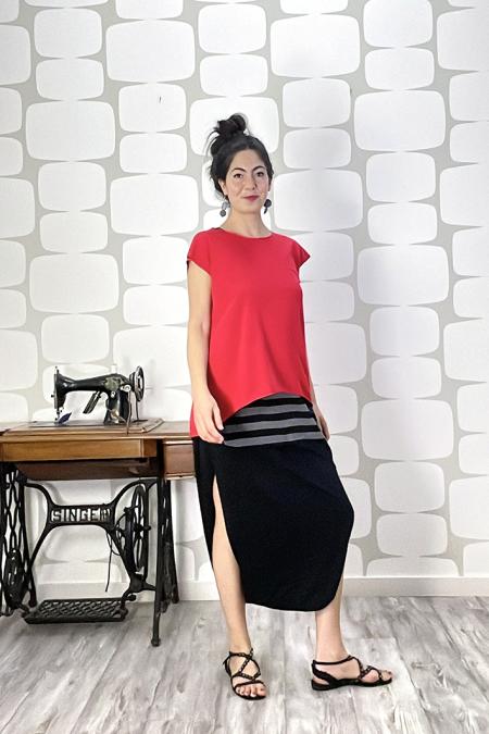 outfit con maglia avaler sartoriale rossa, pantagonna jupe sartoriale nera, canotta a riga larga grigio e nero 