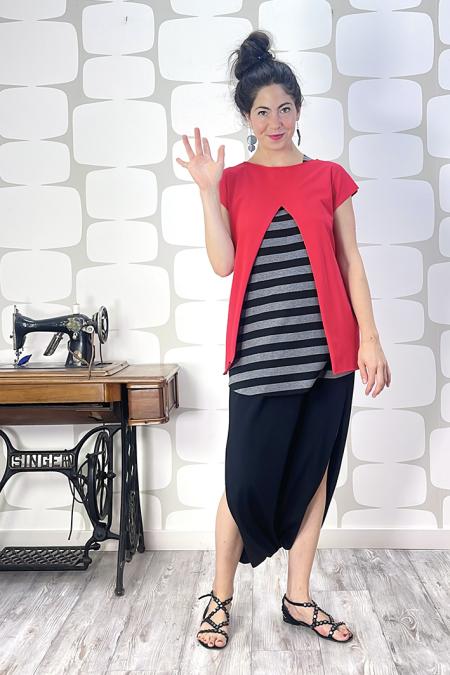 outfit con maglia avaler sartoriale rossa, pantagonna jupe sartoriale nera, canotta a riga larga grigio e nero 