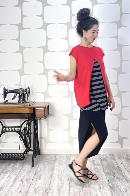 outfit con maglia avaler sartoriale rossa, pantagonna jupe sartoriale nera, canotta a riga larga grigio e nero 
