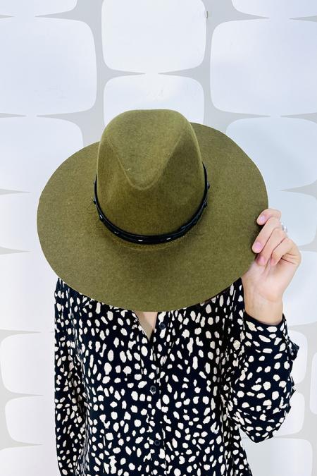 cappello verde in lana con falde 