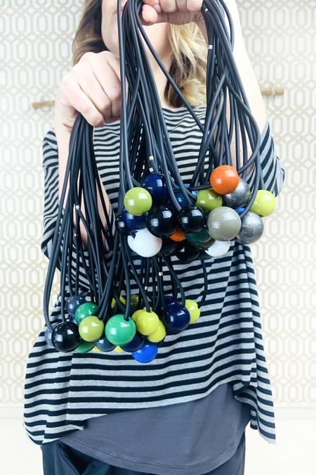 collana con doppia sfera in resina