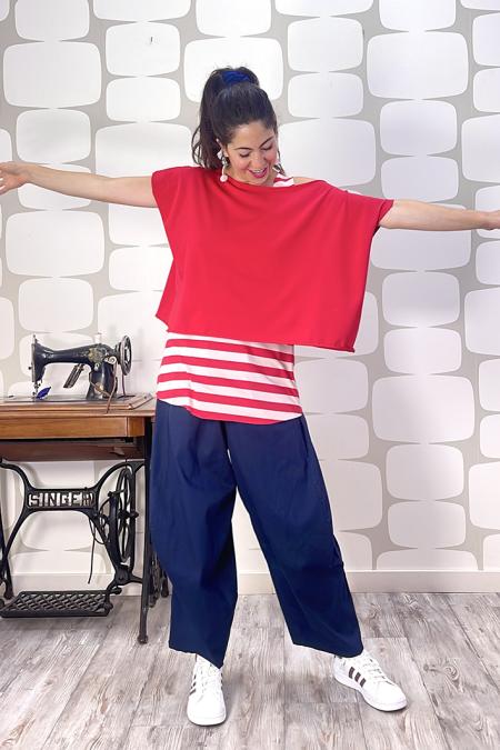 Maglia nora hug sartoriale rossa, outfit con pantalone nebula blu e canotta a riga larga rosso e rosa sartoriale