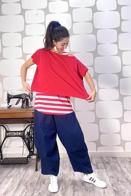 Maglia nora hug sartoriale rossa, outfit con pantalone nebula blu e canotta a riga larga rosso e rosa sartoriale