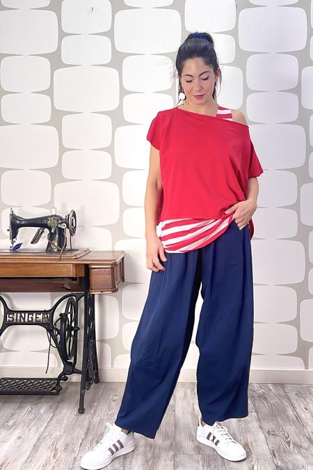 Maglia nora hug sartoriale rossa, outfit con pantalone nebula blu e canotta a riga larga rosso e rosa sartoriale